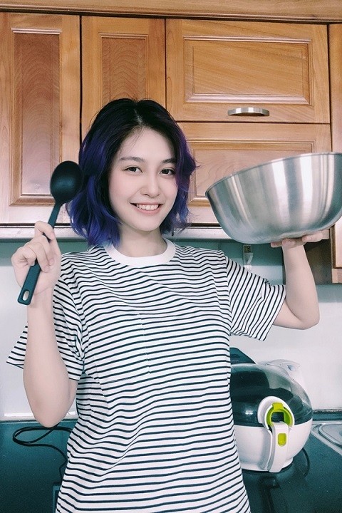 Hằng để mặt mộc, mặc giản dị trong gian bếp. Cô thích thử nghiệm nhiều kiểu tóc và màu tóc. Hằng để mặt mộc, mặc giản dị trong gian bếp. Cô thích thử nghiệm nhiều kiểu tóc và màu tóc.