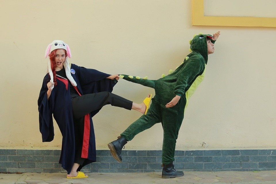 Nông Thúy Hằng đi dép, đội mũ hình thỏ, tạo dáng nghịch ngợm cùng bạn thân trong buổi lễ chụp ảnh kỷ yếu đại học đầu năm 2021. Thời còn học ở Đại học Kinh tế Quốc dân, cô tích cực tham gia hoạt động đoàn thể, sáng lập một câu lạc bộ sinh viên. Trước đó, người đẹp có 12 năm học tập tốt, giành nhiều giải thưởng và được tuyển thẳng vào đại học nhờ giải học sinh giỏi quốc gia. Nông Thúy Hằng đi dép, đội mũ hình thỏ, tạo dáng nghịch ngợm cùng bạn thân trong buổi lễ chụp ảnh kỷ yếu đại học đầu năm 2021. Thời còn học ở Đại học Kinh tế Quốc dân, cô tích cực tham gia hoạt động đoàn thể, sáng lập một câu lạc bộ sinh viên. Trước đó, người đẹp có 12 năm học tập tốt, giành nhiều giải thưởng và được tuyển thẳng vào đại học nhờ giải học sinh giỏi quốc gia.