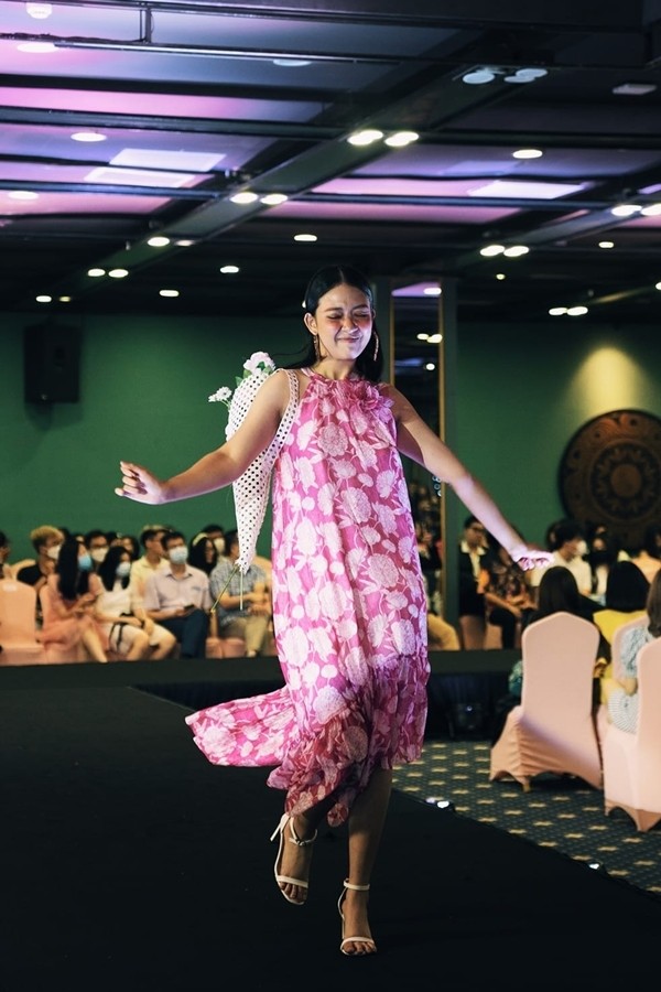 Á hậu phiêu trong một buổi trình diễn thời trang của sinh viên. Song song việc học tập tại Đại học Thăng Long, Hà Nội, Hoa Đan thỉnh thoảng làm mẫu ảnh, diễn catwalk. Á hậu phiêu trong một buổi trình diễn thời trang của sinh viên. Song song việc học tập tại Đại học Thăng Long, Hà Nội, Hoa Đan thỉnh thoảng làm mẫu ảnh, diễn catwalk.