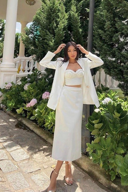 Hình ảnh vừa gợi cảm vừa thanh lịch của Thảo Nhi khi sử dụng áo cúp ngực ton-sur-ton chân váy dáng dài cùng blazer kiểu trẻ trung.