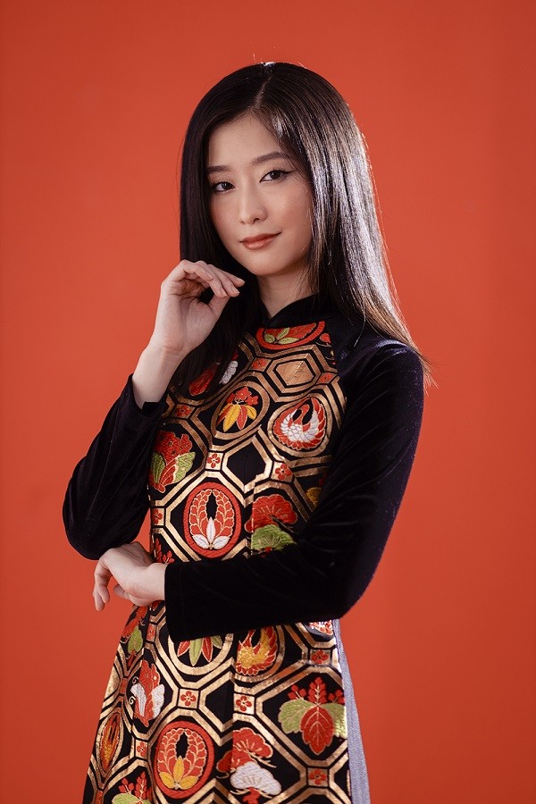 Khi xem phim 'Em và Trịnh', Ngọc Hân bị thu hút bởi vẻ đẹp trong sáng của Akari qua vai diễn Michiko - nàng thơ cuối cùng của nhạc sĩ Trịnh Công Sơn. Cô nhờ bạn bè kết nối để mời nữ diễn viên làm mẫu cho bộ sưu tập mới và Akari lập tức nhận lời.