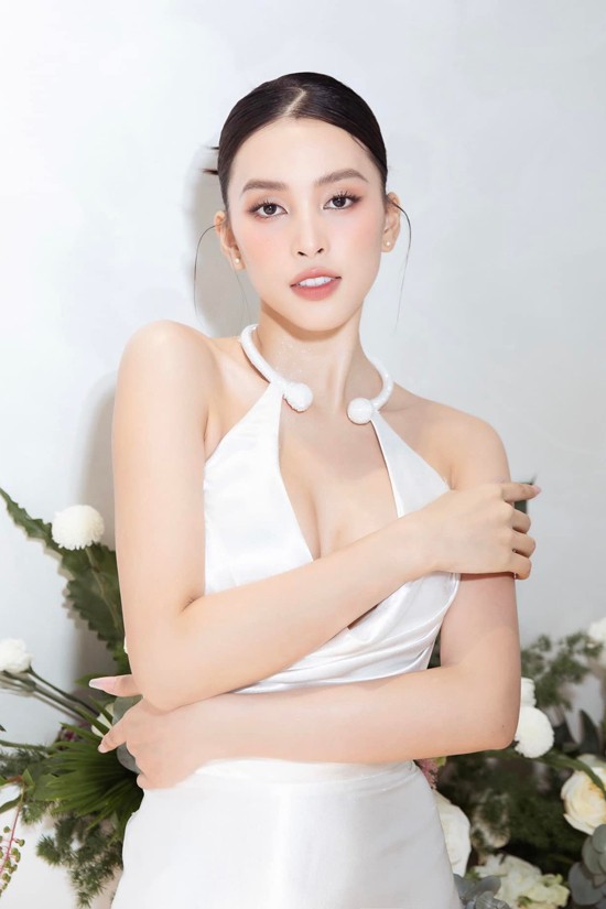 Chi tiết độc đáo trên thiết kế của người đẹp Hội An nằm ở phần cổ đổ đi kèm phần tạo khối gần giống với chiếc kiềng bạc.