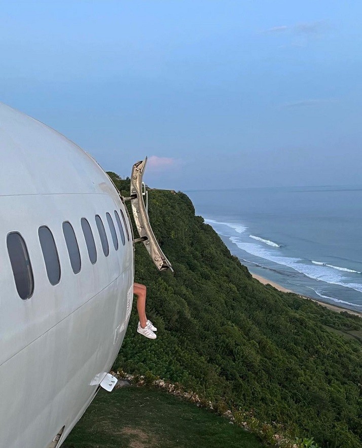 Khoang máy bay được dùng làm phòng ngủ rộng rãi với đầy đủ tiện nghi, sức chứa tối đa bốn người. Từ cửa máy bay, du khách có thể chụp những bức ảnh độc lạ. 