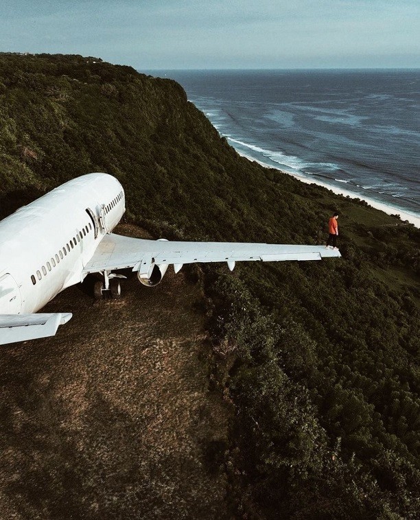 Một trong những trải nghiệm thú vị là du khách có thể đi bộ trên cánh máy bay trông có vẻ như đưa hẳn ra ngoài vách đá, phía dưới là biển. Nhìn khá dễ dàng, tuy nhiên trò này không dành cho người sợ độ cao hay nhát gan. 