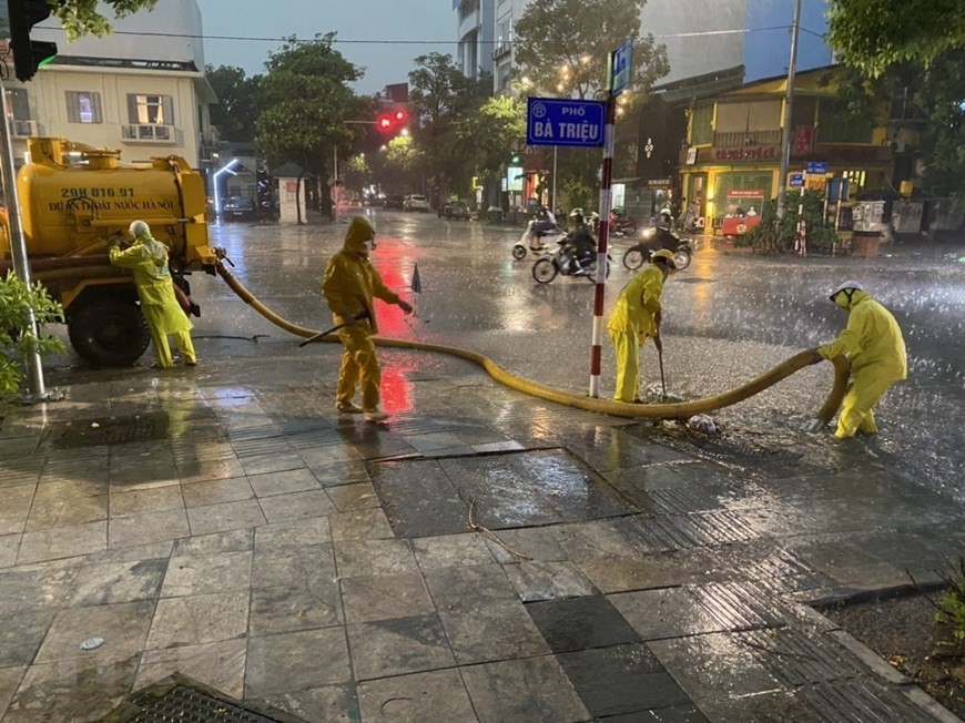 Dự báo thời tiết đêm nay và ngày mai (19-20/7): Hà Nội và cả nước mưa rào và dông rải rác, cục bộ có mưa to lúc chiều tối, đêm; gió cấp 2-3