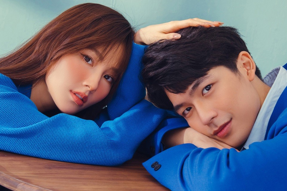 Diễm My 9X và Quốc Anh đóng cặp trong phim truyền hình 'Giấc mơ của mẹ'. Họ lần lượt vào vai Trà My và Trọng Khang, một cặp oan gia, gặp nhau lần đầu ở nhà vệ sinh nữ và từ đó có rất nhiều chuyện hiểu lầm.