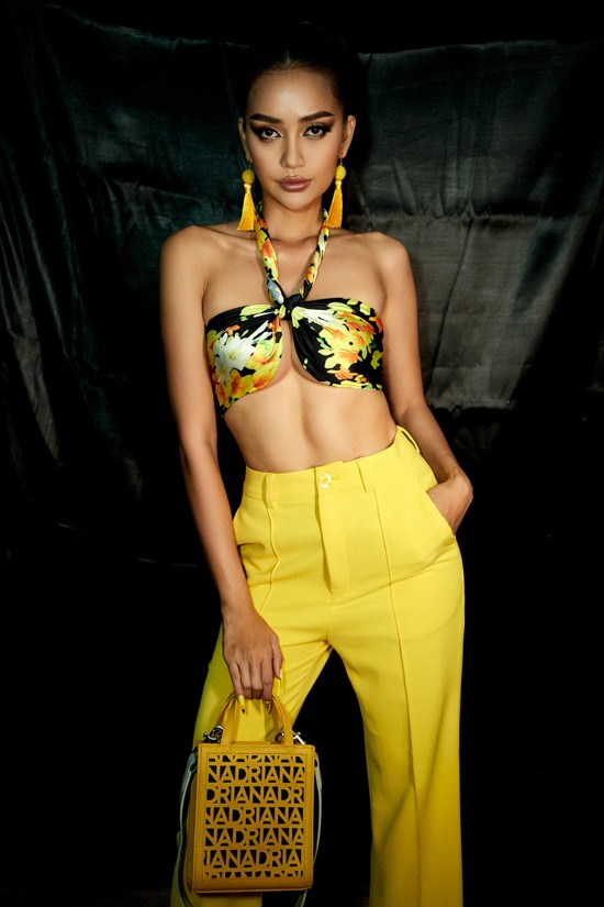 Hoa hậu Ngọc Châu lăng xê xu hướng thời trang sao Việt ưa chuộng với cách phối tông vàng chủ đạo cho bộ trang phục Hè.