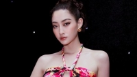 Hoa hậu Phạm Hương cập nhật mốt quấn khăn lụa cùng nhiều mỹ nhân Việt