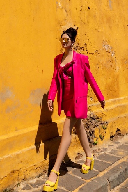 Siêu mẫu Anh Thư chọn mặc trang phục của hai nhà thiết kế Vũ Ngọc và Son khi hưởng ứng trào lưu quấn khăn khoe eo thon.