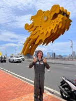 Phi công 16 tuổi một mình bay vòng quanh thế giới dừng chân ở Đà Nẵng