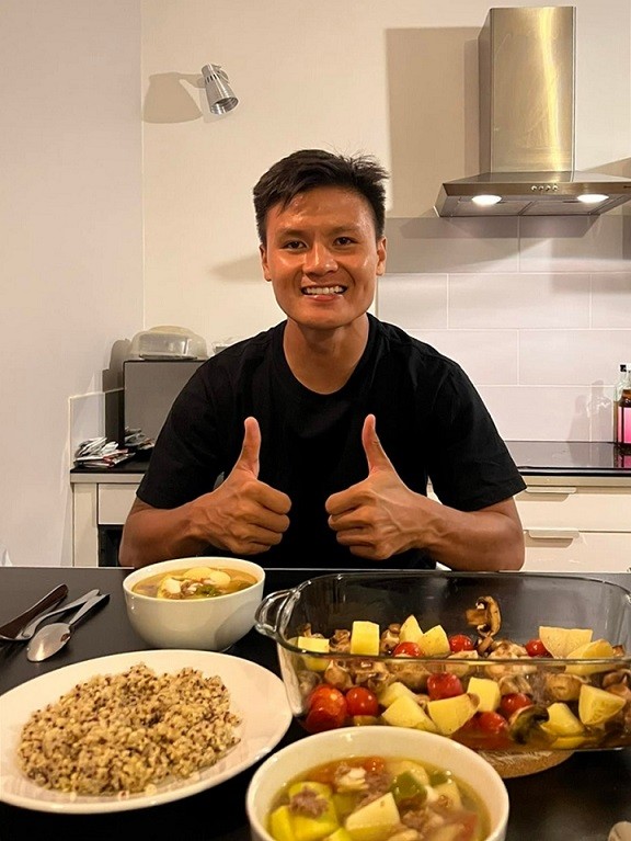 Quang Hải gia nhập Pau FC hồi cuối tháng 6. Anh mới chuyển từ khách sạn đến sống ở một căn hộ đầy đủ tiện nghi tại thành phố Pau. Tiền vệ quê Đông Anh vì vậy phải tự lo chuyện ăn uống. Do đã được đào tạo về dinh dưỡng từ khi còn ở Việt Nam, Quang Hải đã có thể tự nấu ăn cho mình những món như bít tết bò, lườn gà xào, nui bò và canh... Quang Hải gia nhập Pau FC hồi cuối tháng 6. Anh mới chuyển từ khách sạn đến sống ở một căn hộ đầy đủ tiện nghi tại thành phố Pau. Tiền vệ quê Đông Anh vì vậy phải tự lo chuyện ăn uống. Do đã được đào tạo về dinh dưỡng từ khi còn ở Việt Nam, Quang Hải đã có thể tự nấu ăn cho mình những món như bít tết bò, lườn gà xào, nui bò và canh...