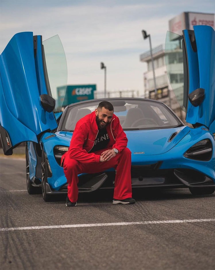 Tiền đạo Karim Benzema đứng thứ 4 với bộ sưu tập xe trị giá gần 8 triệu bảng. Chân sút PSG sở hữu một chếc Bugatti Chiron. Ngôi sao người Pháp nhận 14,3 triệu bảng mỗi mùa. Tổng số tiền mua xe bằng 26 giờ, 38 phút và 22 giây thi đấu trên sân của sao Pháp. Mùa giải 2020-2021, Benzema ra sân tổng cộng 2.894 phút (48,23 giờ).