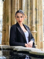 Phong cách Thùy Tiên sang trọng ở Bồ Đào Nha và rực rỡ khi dạo chơi Angola