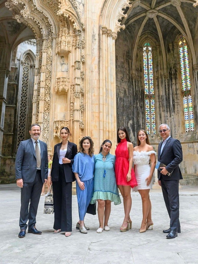 Tới thăm tu viện Batalha tại Bồ Đào Nha - một trong những nơi được UNESCO công nhận là di sản văn hóa thế giới, Nguyễn Thúc Thùy Tiên (thứ hai từ trái qua) xuất hiện thanh lịch với bộ suit ống suông và túi Dior Book Tote cỡ trung, giá 3.350 USD (gần 80 triệu đồng).
