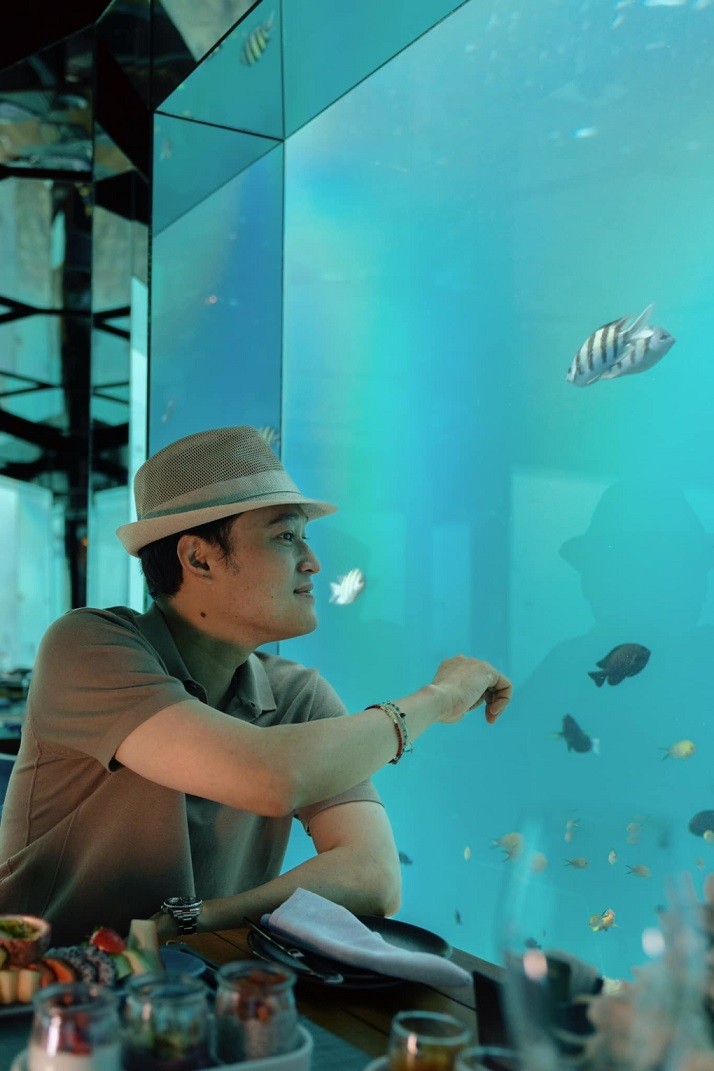 Một trong những lý do khiến Quang Vinh trở lại Maldives là để trải nghiệm nhà hàng độc đáo dưới biển, mang tên Sea, thuộc resort Anantara Kihavah Maldives Villas nằm ở độ sâu 14 m dưới biển. Đây cũng là nhà hàng đầu tiên tại Maldives có hầm rượu vang dưới biển.