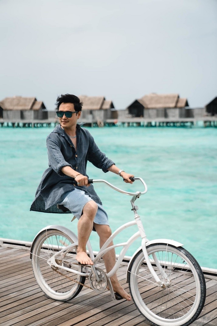 Chỉ về Việt Nam vài ngày, Quang Vinh lại tiếp tục summer tour với những chuyến vi vu khắp thế giới trong hè này. Sau khi trải nghiệm mùa hè ở châu Âu, 'hoàng tử giới du lịch' lựa chọn Maldives cho điểm dừng chân lần này. Đây không phải mùa cao điểm du lịch ở đảo quốc xinh đẹp nên Quang Vinh có những ngày du lịch nghỉ ngơi đầy thảnh thơi.