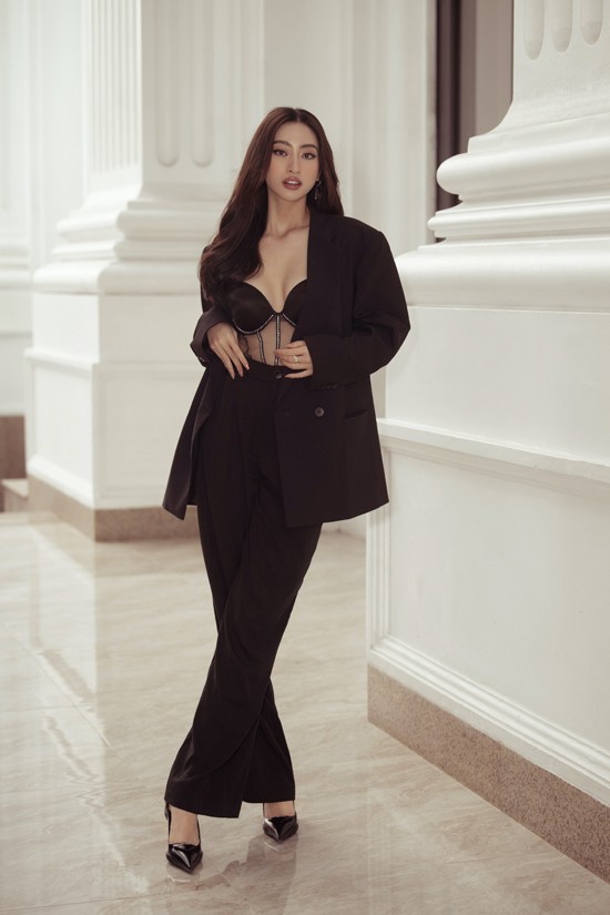 Hòa cùng trào lưu diện suit mỹ nhân Việt ưa chuộng, Lương Thùy Linh thể hiện style gợi cảm với lối phối áo corset xuyên thấu.