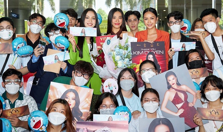 Hoa hậu Ngọc Châu và fan đón Á hậu Siêu quốc gia 2022 Kim Duyên về nước