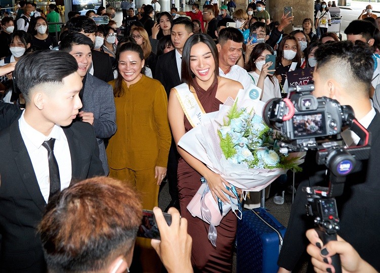 Hoa hậu Ngọc Châu và fan đón Á hậu Siêu quốc gia 2022 Kim Duyên về nước