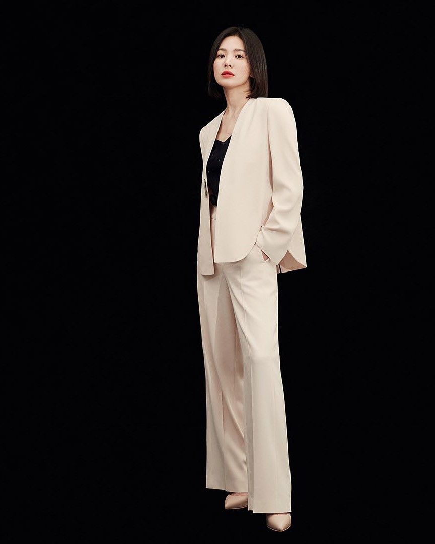 Tiếp tục được thương hiệu nội địa Michaa chọn làm nàng thơ thể hiện bộ sưu tập Thu 2022, Song Hye Kyo khiến các fan thích thú khi hướng đến phong cách 'ngầu' hơn thường thấy.