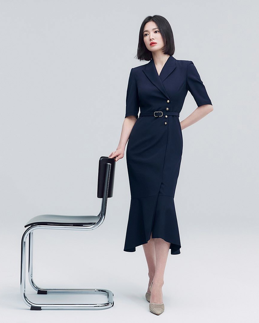 Diễn viên 'Hậu duệ mặt trời' khoe đường cong nuột nà trong bộ đầm chiết eo vừa vặn, kết hợp giày mũi nhọn chất liệu lưới hiện đại.