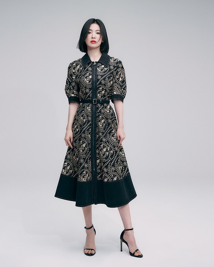 Nổi tiếng từ phim truyền hình 'Trái tim mùa thu' năm 2000, Song Hye Kyo vẫn thuộc nhóm diễn viên nữ hàng đầu Hàn Quốc suốt hai thập kỷ qua, đồng thời duy trì vị thế ngôi sao quảng cáo đắt giá. Cô hiện là đại sứ của nhiều nhãn hàng, trong đó có một số thương hiệu danh tiếng thế giới như Fendi, Chaumet...