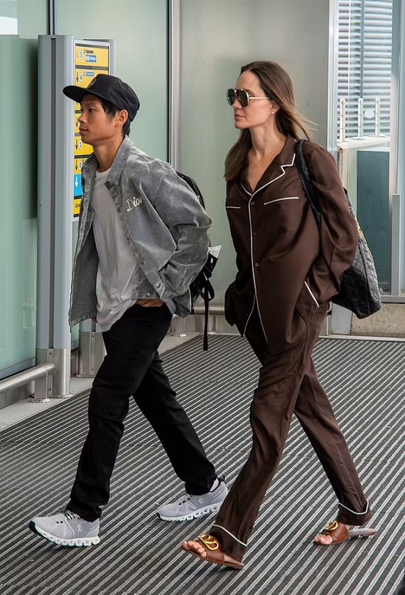 Angelina Jolie diện cả 'cây' nâu ở sây bay Heathrow. Cô để mặt mộc, thả tóc tự nhiên.