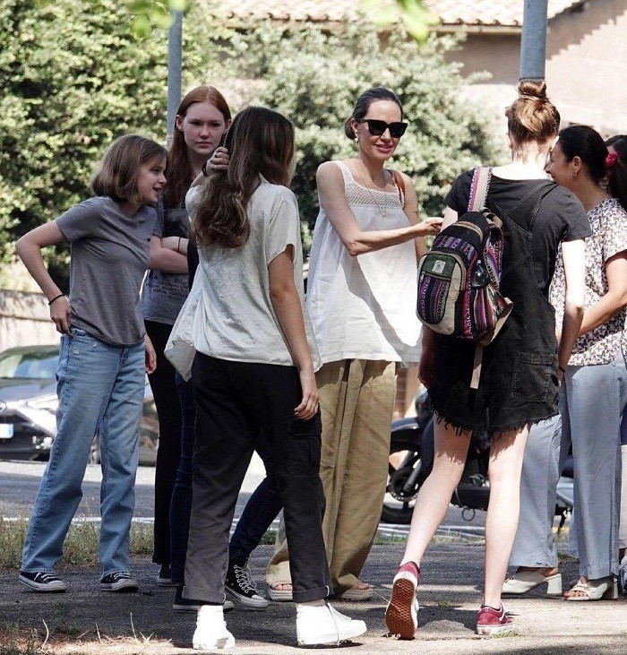 Anh: Angelina Jolie cùng con trai nuôi Pax Thiên xuất hiện ở sân bay London