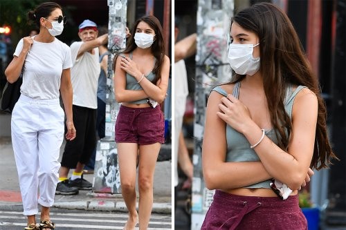 Suri Cruise thu âm bài hát trong hai bộ phim của mẹ Katie Holmes Suri Cruise thu âm bài hát trong hai bộ phim của mẹ Katie Holmes