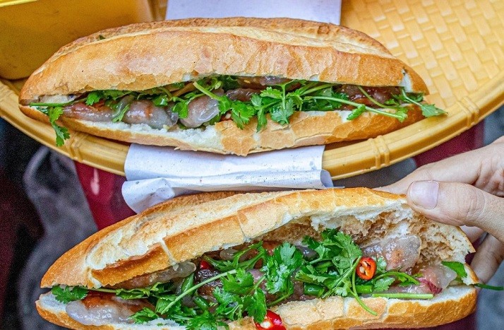 Đến Đà Nẵng, chạy xe tìm đặc sản bánh mì nhân bột lọc bán rong