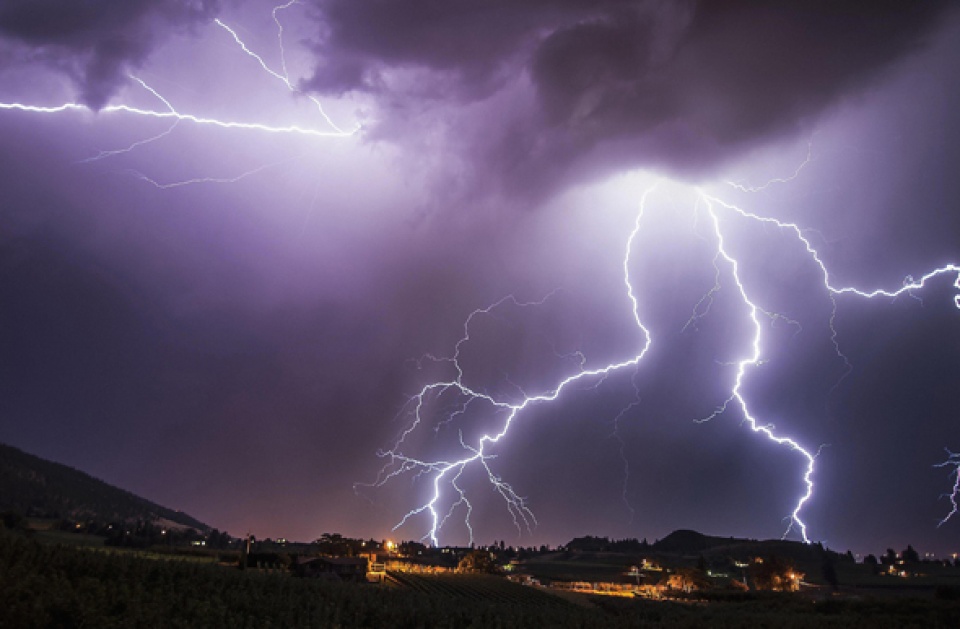 ha ng chu c nguo i dang lam viec ngoai dong bi se t da nh chet