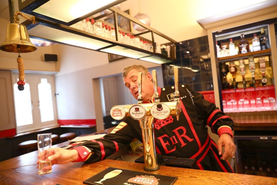 kham pha quay bar co kinh danh rieng cho ve binh thap london