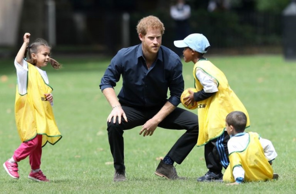 Những hình ảnh đẹp của Hoàng tử Harry khi vui đùa cùng trẻ con nhung hinh anh dep cua hoang tu harry khi vui dua cung tre con