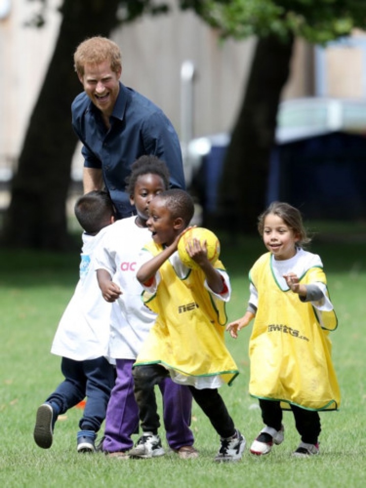 Những hình ảnh đẹp của Hoàng tử Harry khi vui đùa cùng trẻ con nhung hinh anh dep cua hoang tu harry khi vui dua cung tre con