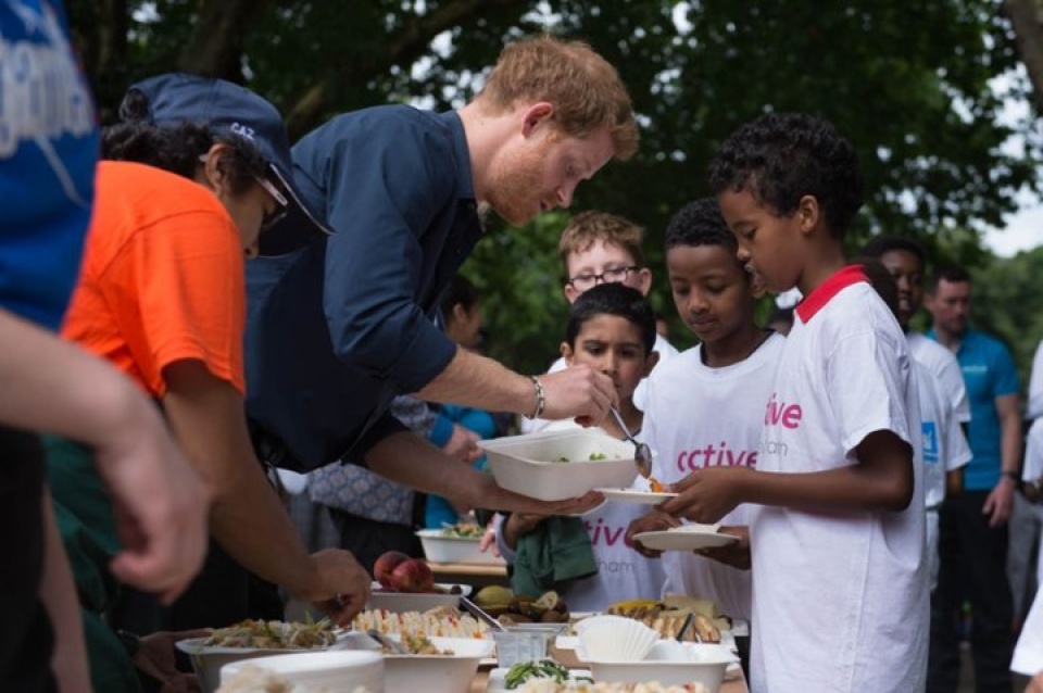Những hình ảnh đẹp của Hoàng tử Harry khi vui đùa cùng trẻ con nhung hinh anh dep cua hoang tu harry khi vui dua cung tre con
