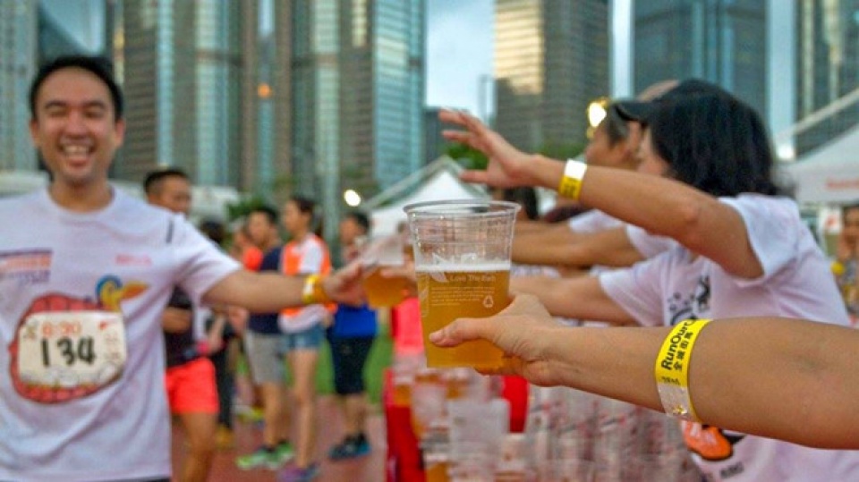 hong kong cuoc thi vua chay vua uong bia bi chi trich