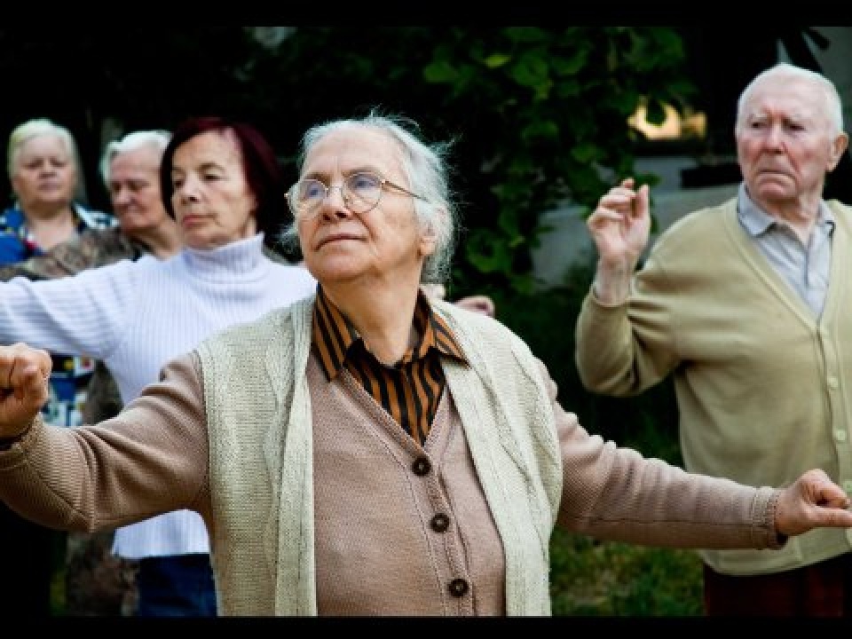 Uống rượu bia vừa phải giúp sống lâu và tránh mất trí khi về già uong ruou bia vua phai giup song lau va tranh mat tri khi ve gia