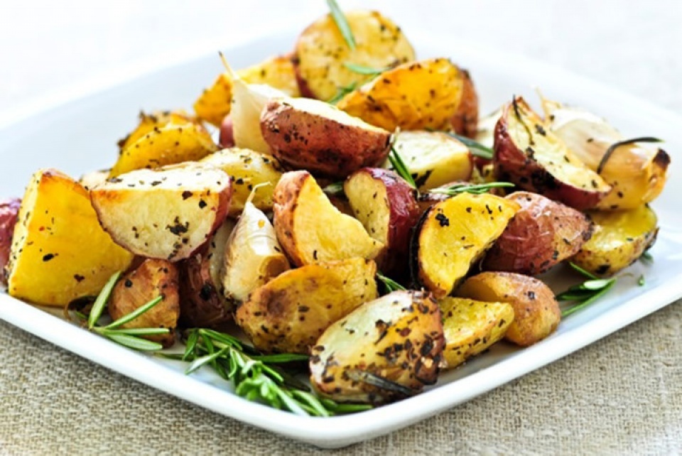 Khoai tây nướng: Chúng tôi đã quyết định đưa vào danh sách này không phải do chính khoai tây mà vì vỏ của nó. Vỏ khoai tây rất giàu polysaccharides, kẽm, sắt và magiê. Những thực phẩm nào giúp no lâu, giảm cảm giác thèm ăn hiệu quả?