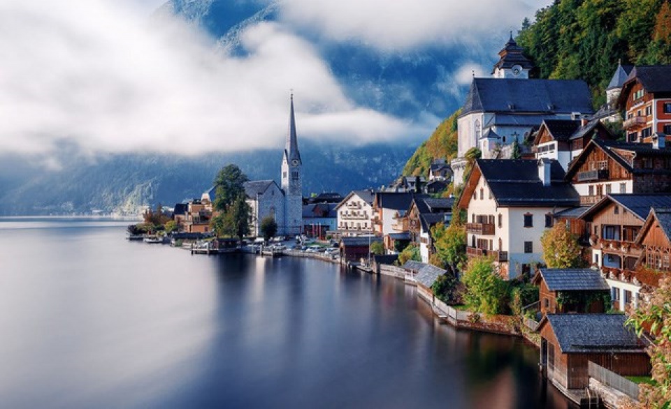 Làng Hallstatt, Áo: Tọa lạc bên hồ nước đẹp, mộng mơ bậc nhất thế giới, bao quanh bởi dãy núi Alps mờ sương. Nơi đây nổi tiếng với những nhà thờ cổ, nhà gỗ, lâu đài thời Trung Cổ khiến bất kỳ ai cũng muốn đặt chân tới. Bang Thượng Áo - Trung tâm sản xuất công nghiệp của nước Áo