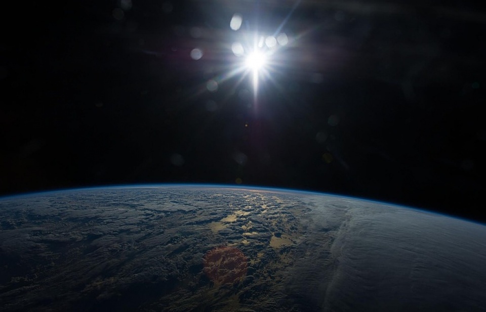 hai nha du hanh vu tru di bo 7 gio ruoi trong khong gian