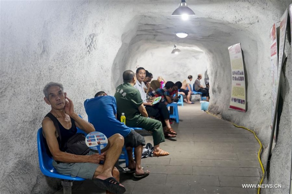 dan trung quoc chui xuong ham phong khong tranh nong