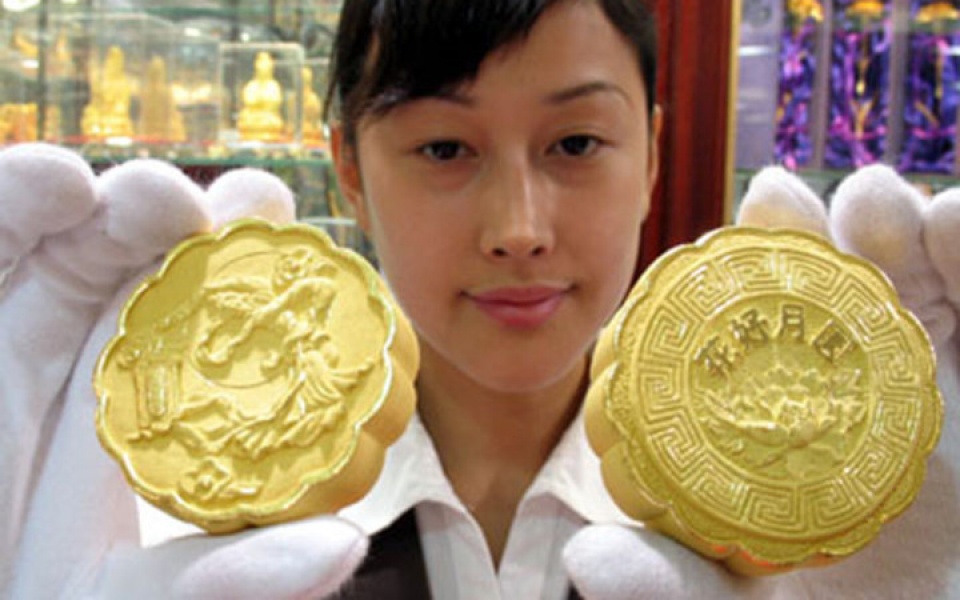 sung sot truoc nhung chiec banh trung thu bang vang rong