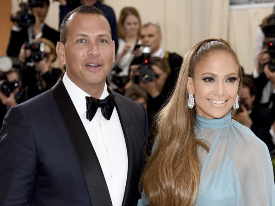 nhung ngoi sao noi tieng chung tay cuu tro nan nhan bao harvey