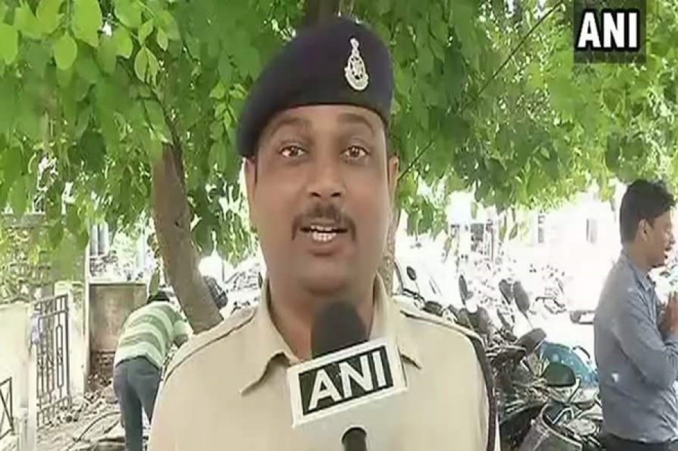 canh sat an do om bom chay 1km de cuu 400 hoc sinh