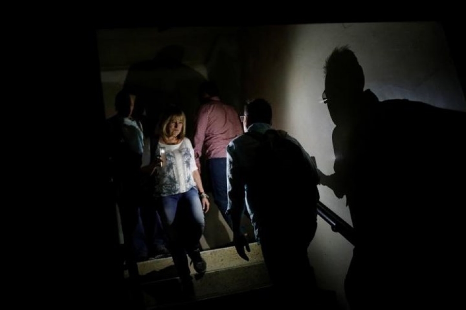 venezuela vat va voi tinh trang thieu dien thap sang va chong nong