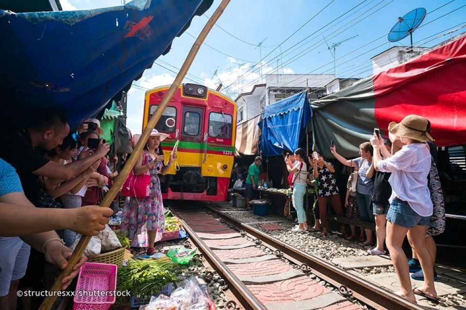 can canh khu cho ngay canh duong sat nguy hiem nhat the gioi