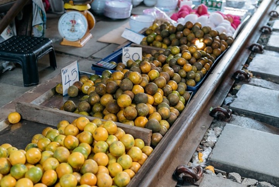 can canh khu cho ngay canh duong sat nguy hiem nhat the gioi