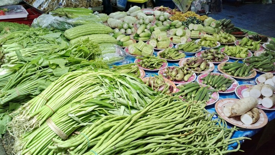 can canh khu cho ngay canh duong sat nguy hiem nhat the gioi