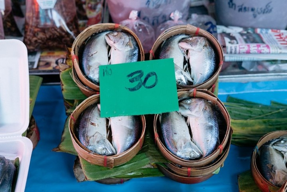 can canh khu cho ngay canh duong sat nguy hiem nhat the gioi