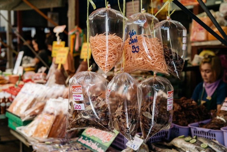 can canh khu cho ngay canh duong sat nguy hiem nhat the gioi